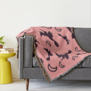 Flying witter zwischen Halbmond zu Halloween-Nacht Decke