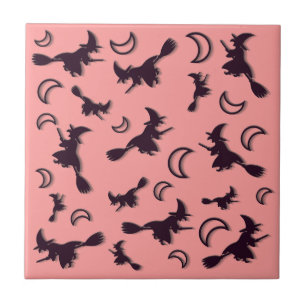 Flying witter zwischen Halbmond zu Halloween-Nacht Fliese