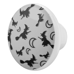 Flying witter zwischen Halbmond zu Halloween-Nacht Keramikknauf
