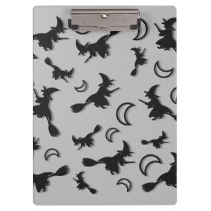 Flying witter zwischen Halbmond zu Halloween-Nacht Klemmbrett