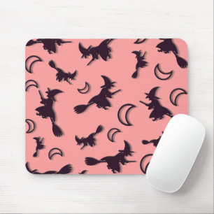 Flying witter zwischen Halbmond zu Halloween-Nacht Mousepad