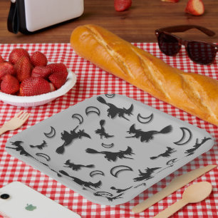 Flying witter zwischen Halbmond zu Halloween-Nacht Pappteller