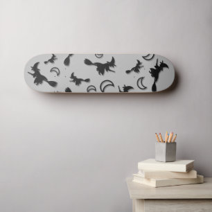 Flying witter zwischen Halbmond zu Halloween-Nacht Skateboard
