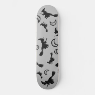 Flying witter zwischen Halbmond zu Halloween-Nacht Skateboard