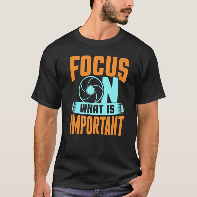 Focus On What Is Important Photographer Camera   T-Shirt (Vorderseite)
