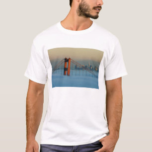 Fog rollt durch die Bucht von San Francisco T-Shirt