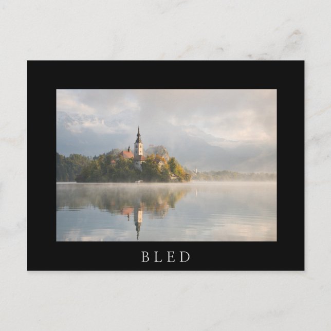Foggy Bled Lake Sonnenaufgang im Herbst in Sloweni Postkarte (Vorderseite)