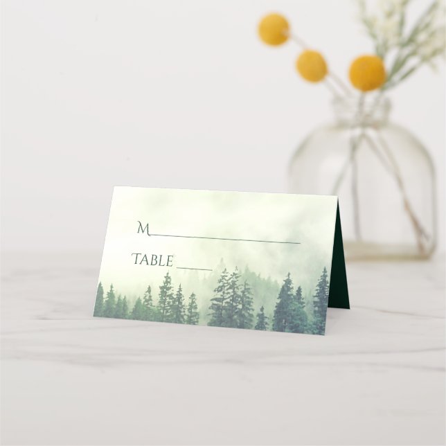 Foggy Green Pine Trees Rustikales Hochzeitstil Platzkarte (Vorderseite)