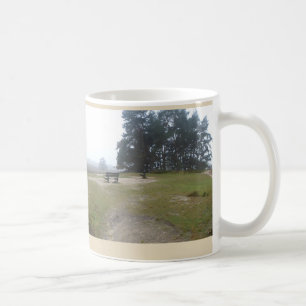 Foggy Heathland mit Bench Panoramablick Landschaft Tasse
