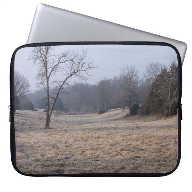 Foggy Meadow Laptopschutzhülle (Vorderseite)