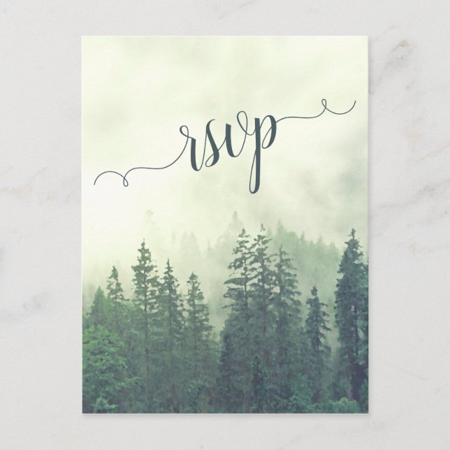 Foggy Mountains Green Pine Forest Wedding RSVP Postkarte (Vorderseite)