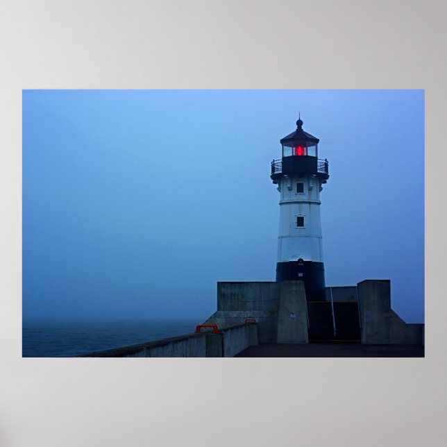 Foggy North Pier Lighthouse Poster (Vorne)