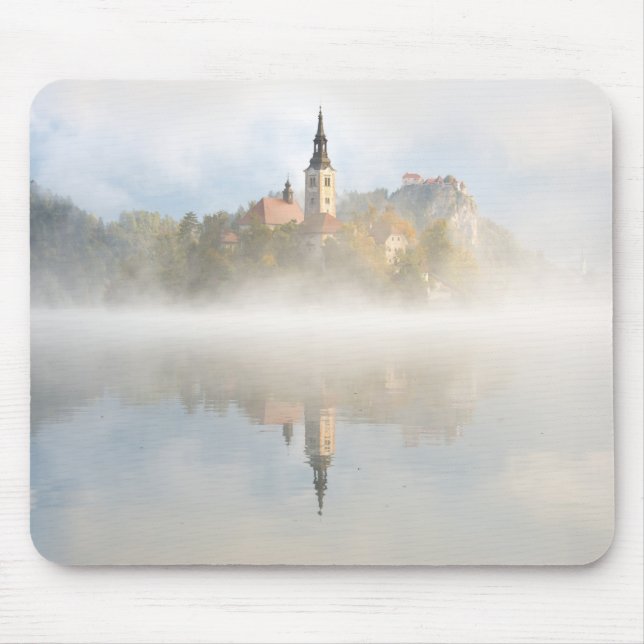 Foggy Sonnenaufgang am Bled-See Mousepad (Vorne)
