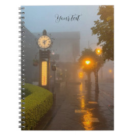 Foggy Street mit Vintager Uhr Notizblock