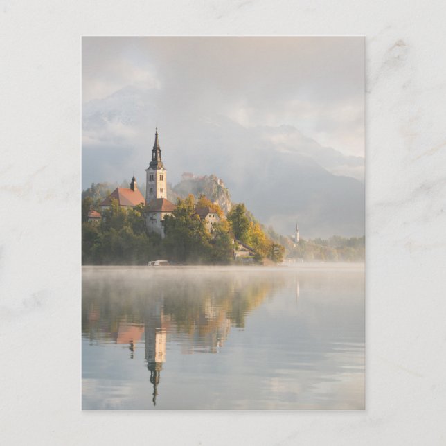 Foggy sunrise Lake Bled Vertikale Postkarte (Vorderseite)