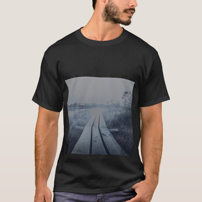 Foggy swamp landscape T-Shirt (Vorderseite)