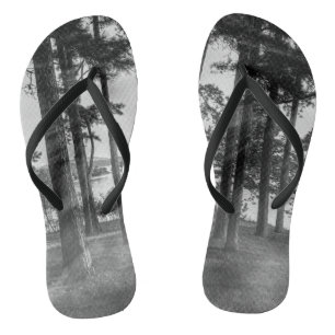 Foggy Trees an Table Rock Graustufen Flip Flops