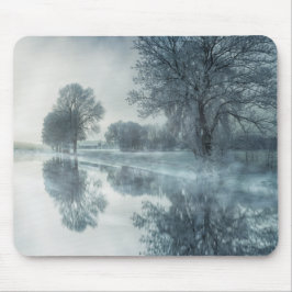 Foggy Winter Szene eines Sees, mit Bäumen, und Sky Mousepad