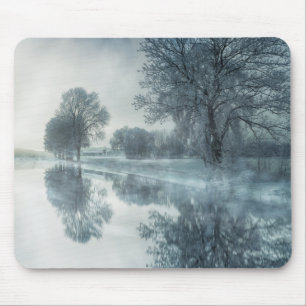 Foggy Winter Szene eines Sees, mit Bäumen, und Sky Mousepad