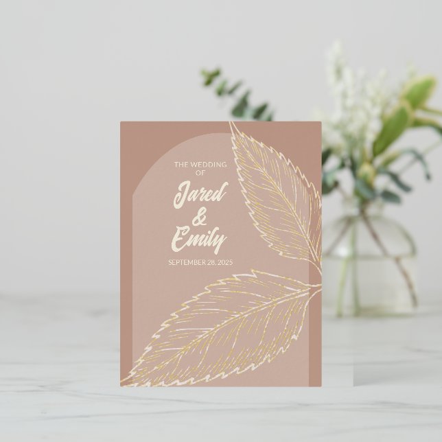 Foil Blätter Soft Mocha Wedding Einladung Postcard (Stehend vorne)