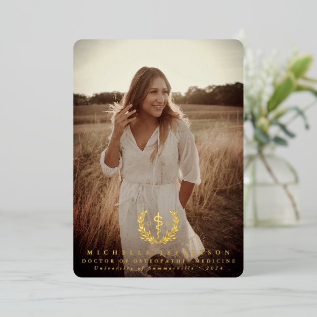 Foil DO Asclepius Abschluss Foto Ankündigung (Stehend vorne)