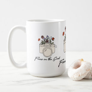 Fokussieren auf die gute Kamera und Blume Kaffeetasse