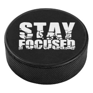 Fokussiert bleibe   Motivierend Satz mit weißem Te Eishockey Puck
