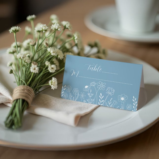Folded Dusty Blue Elegant Hochzeit Wildblume Platzkarte (Wedding Dusty Blue and White Wildflowers on folder seating place card.)