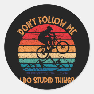 Folge mir nicht mit dem Mountainbiken. Runder Aufkleber