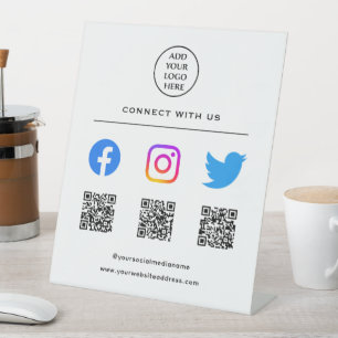 Folgen Sie dem Scan Me Connect mit unserem QR-Code Sockelschild