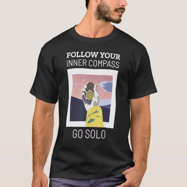 Folgen Sie Ihrem Innenkompass Go Solo Single Reise T-Shirt (Vorderseite)
