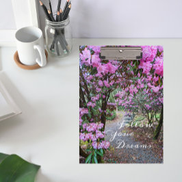 Folgen Sie Ihrem traumhaften Zitat-Garten-Pfad Klemmbrett