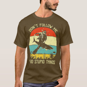 Folgen Sie mir nicht, ich tue stupides Tauchen mit T-Shirt