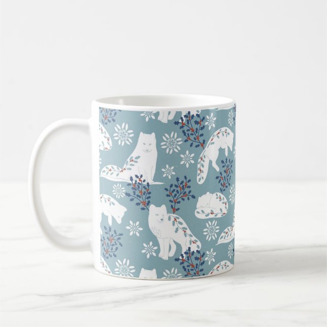 Folk Art Arctic Fox im Schnee mit Holly Kaffeetasse (Links)