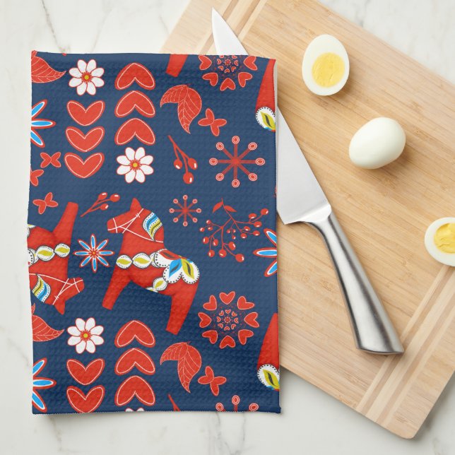 Folk Art Red Swedish Dala Horse Floral On Blue Geschirrtuch (Viertel Falte)