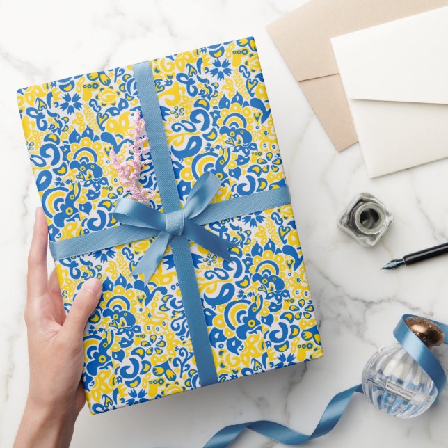 Folklore-Muster mit ukrainischen Flaggenfarben Geschenkpapier (Schenken)