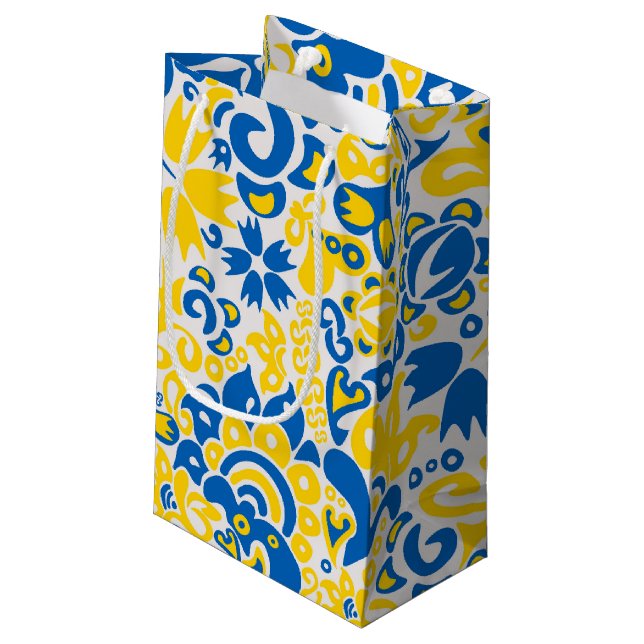 Folklore-Muster mit ukrainischen Flaggenfarben Kleine Geschenktüte (Rückseite Schrägansicht)