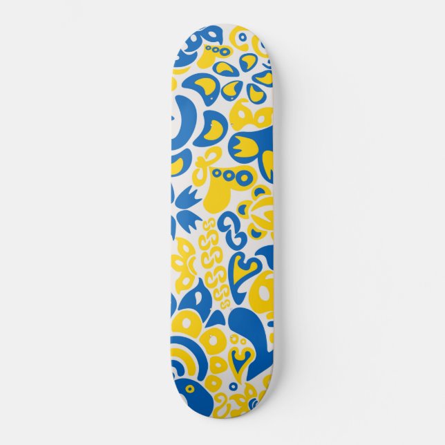 Folklore-Muster mit ukrainischen Flaggenfarben Skateboard (Vorderseite)