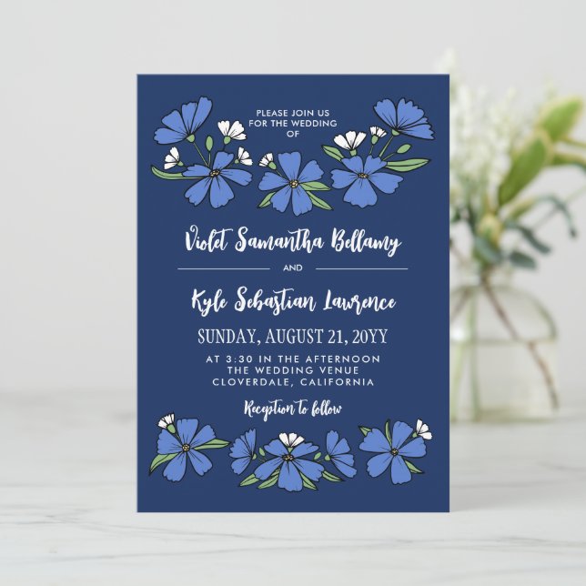 Folksy Blue Flowers Wedding Einladung (Stehend Vorderseite)