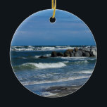 Folly Beach Atlantic Keramikornament<br><div class="desc">Ein Blick aus Folly Beach, South Carolina, Vereinigte Staaten. Ich nahm das von der Gegend, wo man den Leuchtturm von Morris Island sehen kann. Suchen Sie weitere Drucke oder Produkte? Fühlen Sie sich frei, um meinen Laden zu besuchen: http://www.zazzle.com/timelessmomentsphtgy Dieses Foto wurde von Jennifer White mit Timeless Moments Fotografy aufgenommen....</div>
