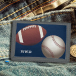 Football Baseball Monogram Boys Tri-fold Geldbeutel<br><div class="desc">Fußball und Baseball Jungs Brieftasche mit Platz für seinen Namen oder Initialen,  oder löschen Sie die Briefe. Sportliche Themen in dunkelblau mit Optionen für die Rand gesteppt Bereich.</div>