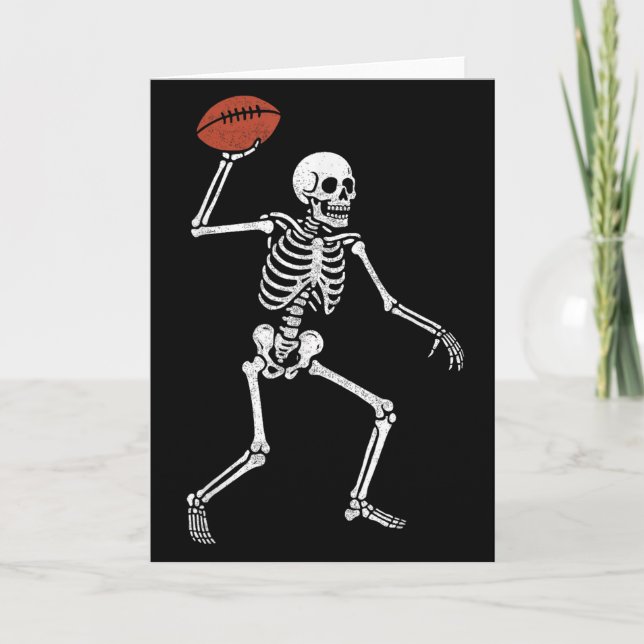 Football Skeleton Playing Football Halloween Skull Karte (Vorderseite)