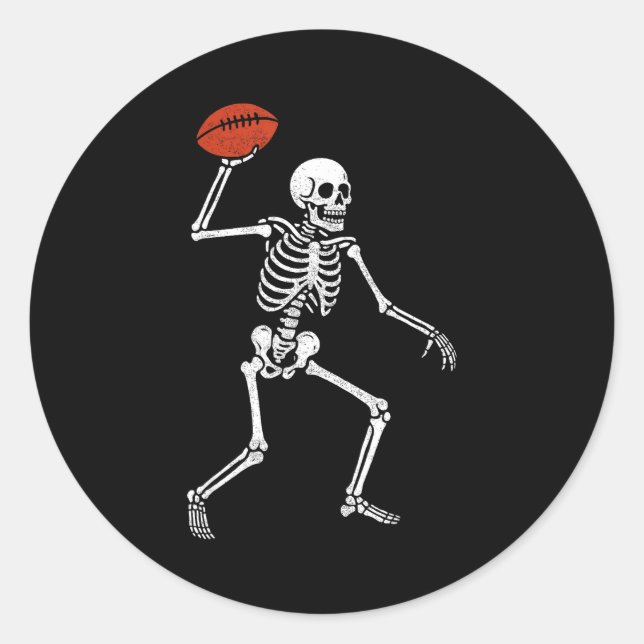 Football Skeleton Playing Football Halloween Skull Runder Aufkleber (Vorderseite)
