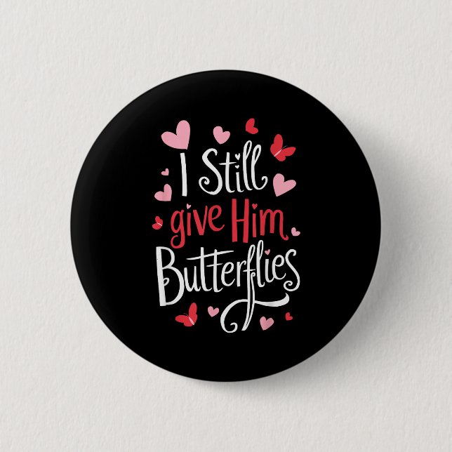 For Couples _ I Still Give Him Butterflies _ Funny Button (Vorderseite)