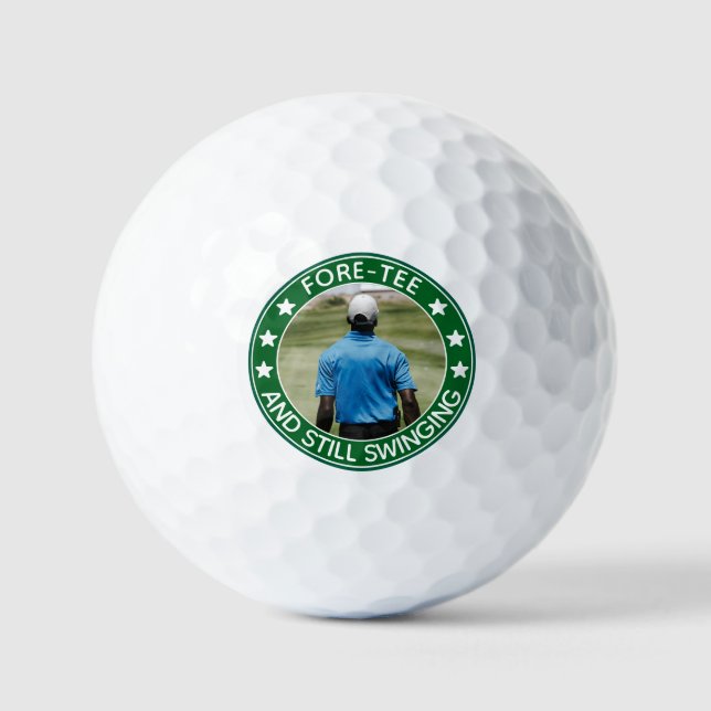 Fore-tee noch schwingt Personalisiert 40. Geburtst Golfball (Vorderseite)