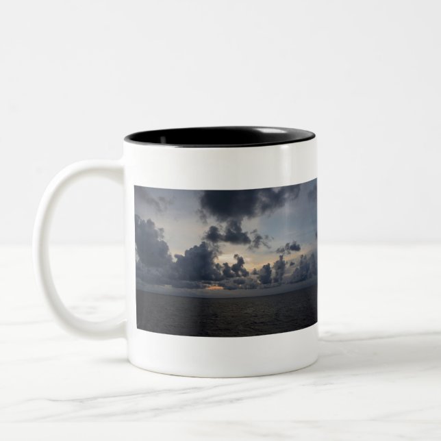 Foreboding Sunset, Puffe Wolken, Nordsee. Zweifarbige Tasse (Links)