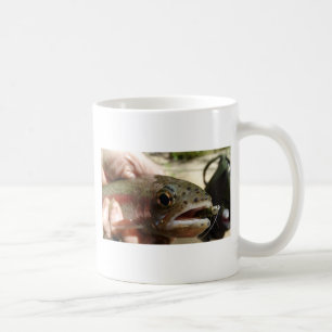 Forellen in Händen Tasse