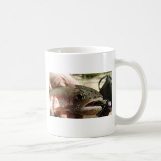 Forellen in Händen Tasse