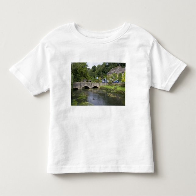 Forellenbach im Dorf Bibury, Kleinkind T-shirt (Vorderseite)