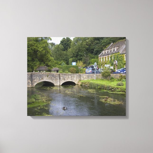Forellenbach im Dorf Bibury, Leinwanddruck (Vorderseite)